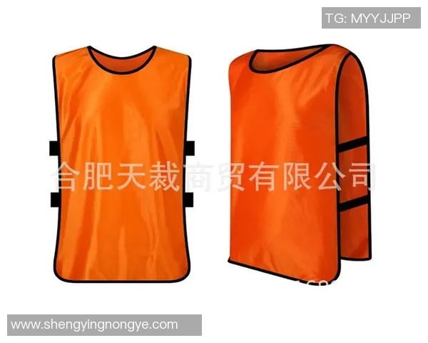 足球球星同款训练外套引领运动时尚风潮打造赛场与街头双重魅力