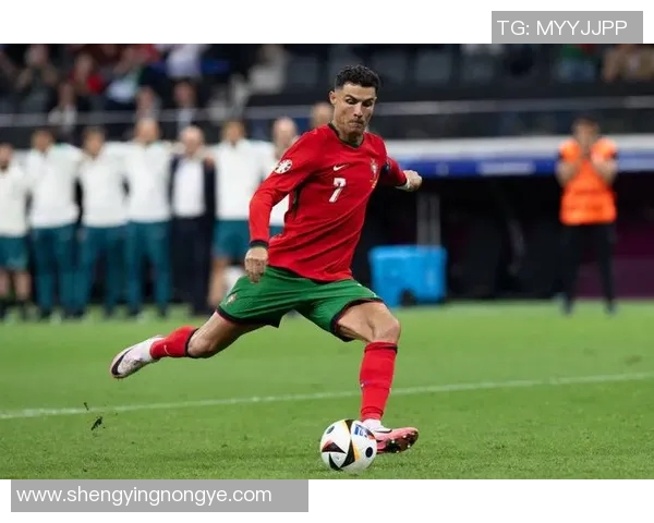 昔日足球传奇同框再现经典时刻 老一代球星重聚忆往昔荣光