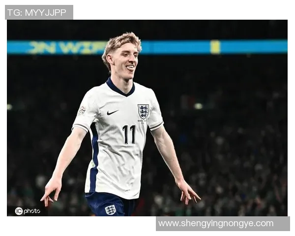 英格兰足球明星英俊屁股引领时尚潮流成为球场新焦点